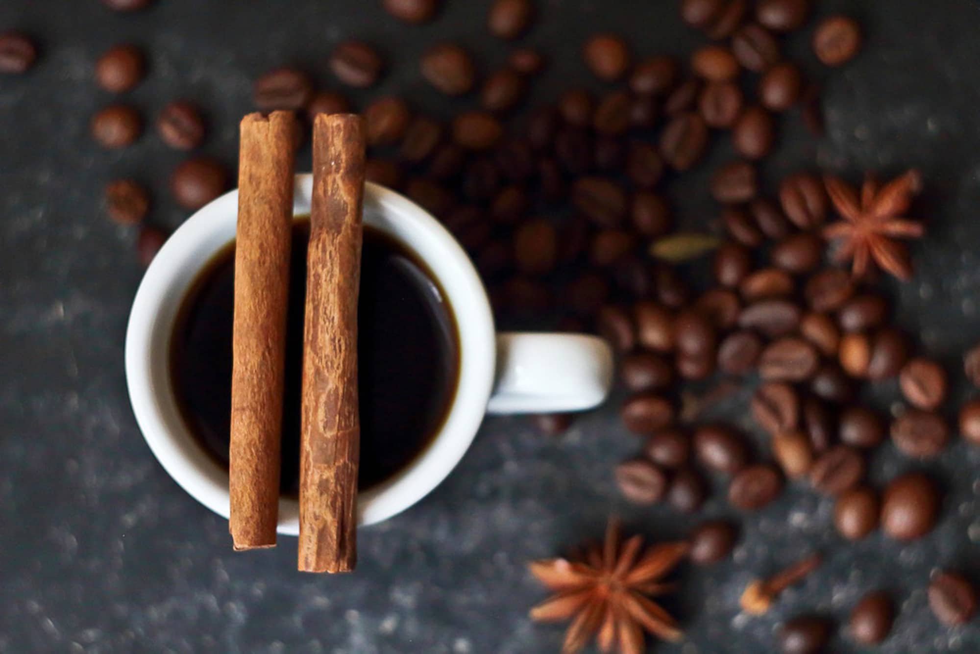 Сколько корицы в кофе. Кофе с корицей. Корица дерево. Кофе с палочкой корицы. Кофе с пряностями.